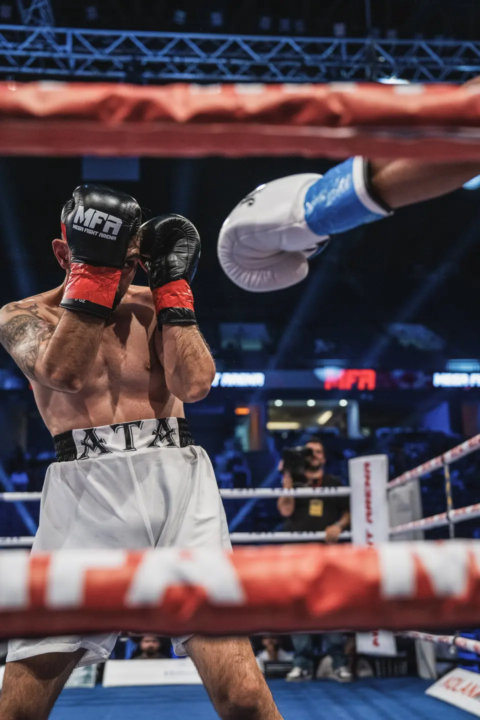 Arda Tamer Avcı Mega Fight Arena'da gard pozisyonunda
