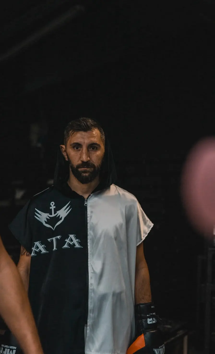 Arda Tamer Avcı ATA logolu sabahlığıyla ringe çıkarken